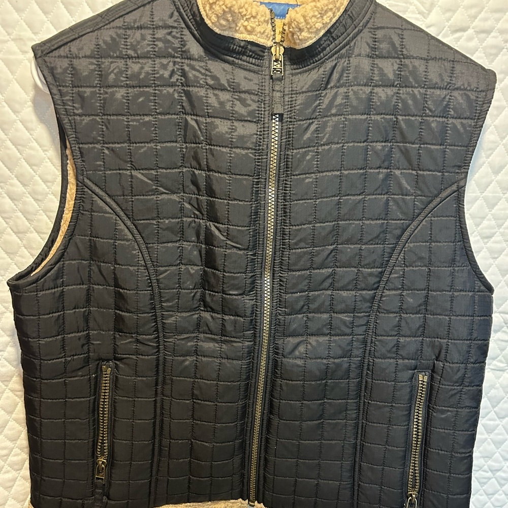 Tsunami women’s vest, medium. Black quilted. Warmth